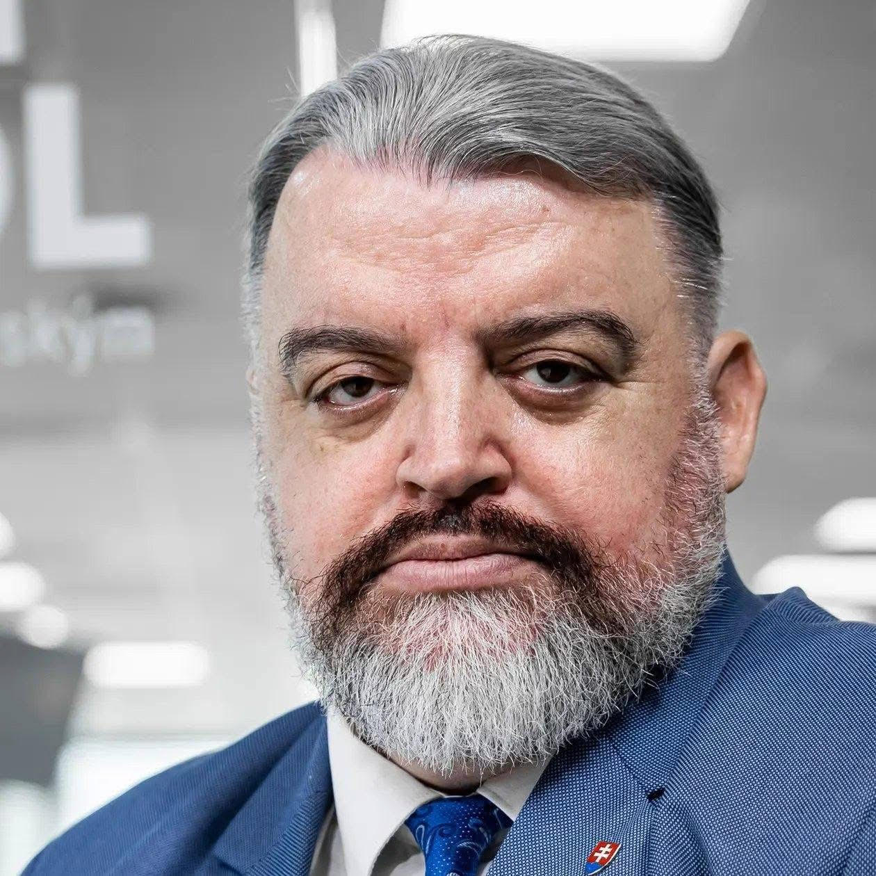 Chmelár kritizuje PS a pýta sa, čo ich vedie k výberu lídra, ktorého označuje za nezrelého a zmäteného