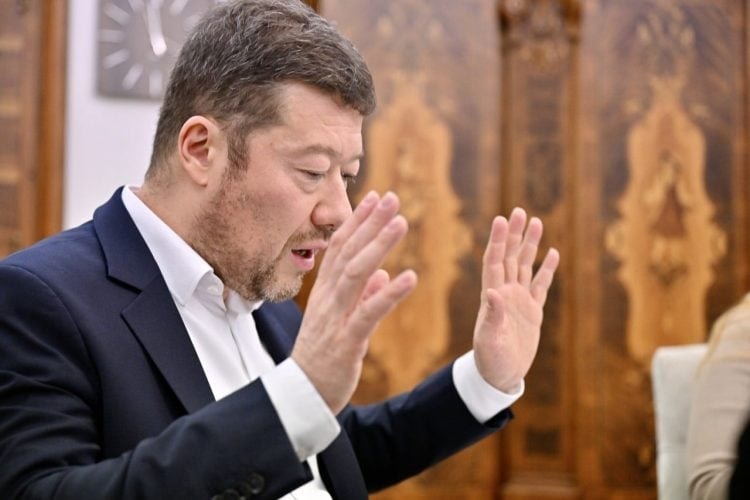 Samé svinstvá z Bruselu! Európska komisia sa chystá rozdeliť 200 miliárd „svojim“ lojálnym neziskovým organizáciám, Okamura informuje, rozhorčuje sa a bije na poplach